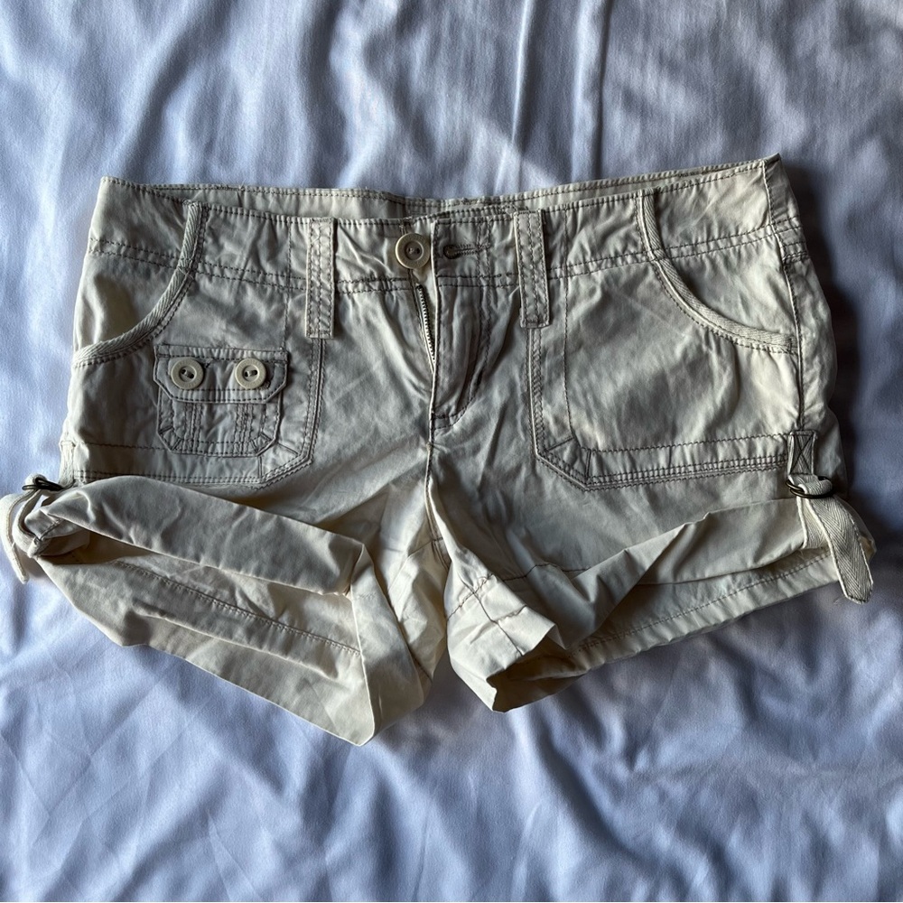 Aeropostale Cargo Shorts in Cream